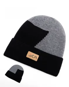 Dettaglio berretto in maglia con patch in pelle GCA e fodera in pile spesso per l'inverno