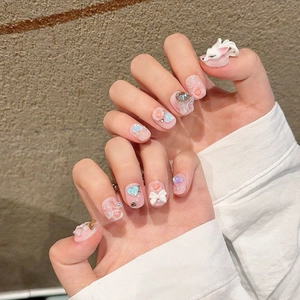 Faux ongles roses faits main avec nœuds 3D, roses, cristaux et détails en perles