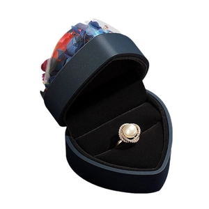Élégante boîte à bijoux cœur avec fleurs éternelles pour une demande en mariage