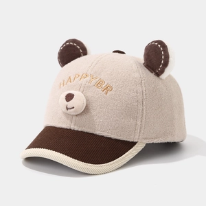 Détail du bonnet d'hiver avec oreilles d'ours, polaire beige et visière en velours