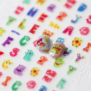 Makroaufnahme von bunten 3D-Cartoon-Buchstaben und Monster-Nagelaufklebern mit Relief