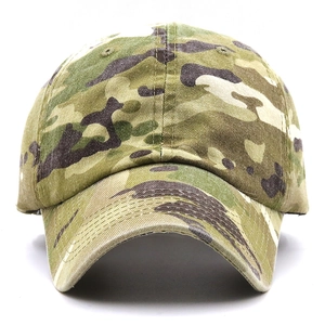 Vue détaillée d'une casquette de baseball à six panneaux avec motif de camouflage