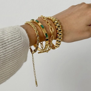18k vergoldetes Edelstahl-Armband-Set mit grünen Zirkonsteinen am Handgelenk