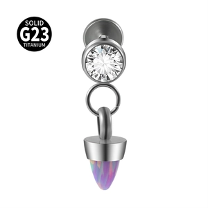 Vue détaillée du piercing labret en titane G23 avec cône opale et gemme brillante
