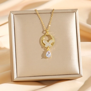 Collier papillon doré luxueux avec cercle en zircon et pendentif goutte sur boîte