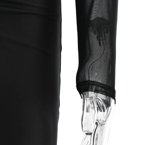 Gros plan détaillé des manches en mesh noir transparent avec poignets sur robe ajustée