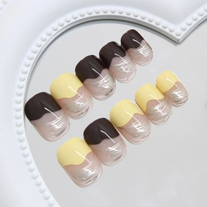 Unghie finte corte quadrate bicolore cioccolato e giallo con motivi a onde argento