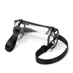 Dettaglio ravvicinato borsa a tracolla cilindrica in PVC trasparente con cinturino nero