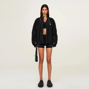 Giacca sportiva oversize metallizzata argento con design outdoor nero e logo