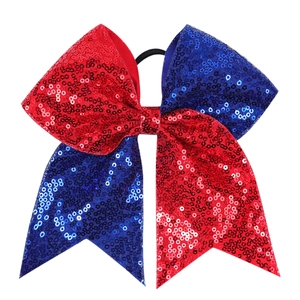 Détail du nœud de pom-pom girl à paillettes rouge et bleu avec élastique à l'arrière