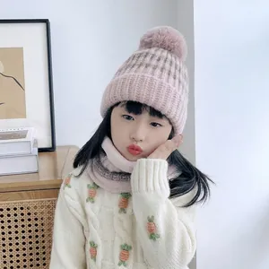 Set invernale per bambini con cappello a maglia rosa a righe e sciarpa con pompon