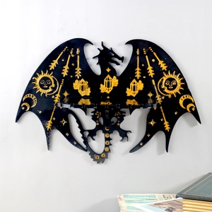 Détail d'étagère murale dragon noir avec motifs soleil et lune dorés pour cristaux
