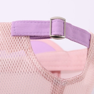 Détail de la casquette bébé avec tissu en maille et boucle métallique réglable au dos