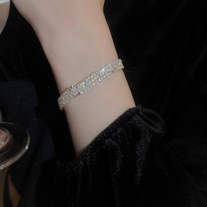 Dettaglio del bracciale elastico a tre file con cristalli lucidi sul polso
