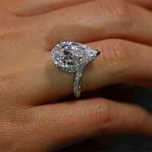 Élégante bague en diamant en forme de poire sur anneau argenté avec accents pavés