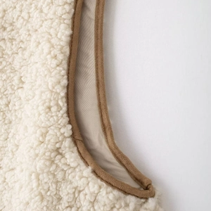 Gilet chic en polaire crème pour femmes avec bordures marron et design à nouer