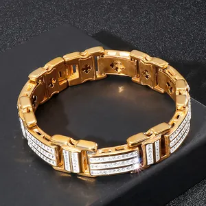 Gros plan d'un bracelet en acier plaqué or 18 carats avec diamants et motif croix