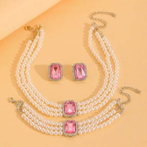 Gros plan sur l'ensemble de bijoux en perles multicouches avec pierres roses rectangulaires