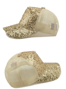 Detail der goldenen Pailletten-Basecap mit Seitenprofil und atmungsaktivem Mesh-Rücken