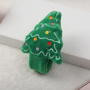 Primo piano di un braccialetto natalizio in peluche verde con dettagli ricamati colorati
