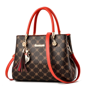Braune und rote Vintage Handtasche mit Steppmuster und Metall-Katzenanhänger
