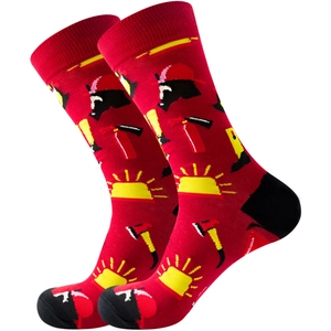 Feuerwehr-Socken in Rot mit Helmen und Äxten auf weißem Hintergrund für Herren und Damen