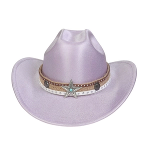 Détail d'un chapeau de cowboy violet avec bande tressée, étoiles en métal et turquoise