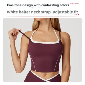 Details des burgunderroten Sport-Tops mit Kontrastlagen und verstellbaren Trägern