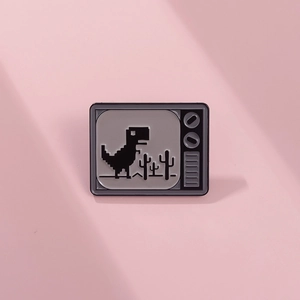 Spilla smaltata TV retrò con design dinosauro pixel su sfondo rosa chiaro