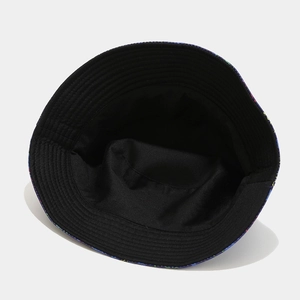 Dettaglio cappello double face con interno nero e tesa con graffiti colorati