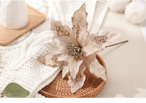 Détail du poinsettia en velours champagne avec paillettes dorées pour Noël