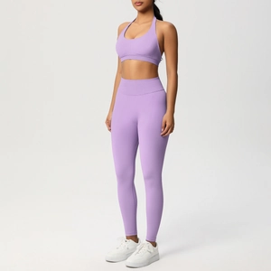 Dettaglio del set yoga lavanda con leggings a vita alta e reggiseno sportivo allacciato