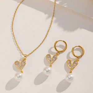 Elegant gold heart jewelry set with white pearls and zircon crystals for women