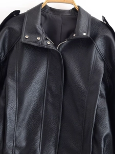 Détails de la veste en cuir PU noir montrant le col, la fermeture éclair et les boutons