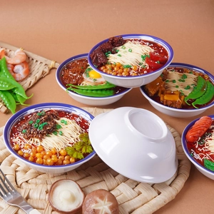 Modelli realistici di ciotole di ramen in miniatura per la decorazione del ristorante
