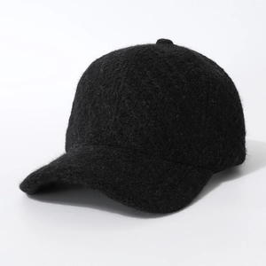Dettaglio cappello baseball nero con trama in mohair e cuciture a 6 pannelli rifinite