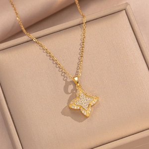 Goldene Titanstahl-Kleeblattkette mit Zirkonia in einer luxuriösen Schmuckschatulle