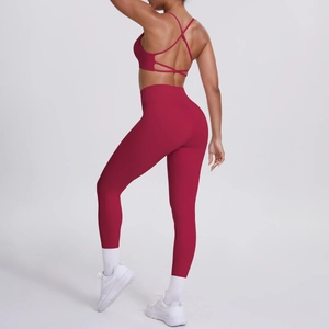 Détail de l'ensemble de yoga rouge foncé avec soutien-gorge croisé et legging taille haute