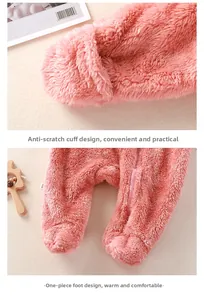 Detailansicht des rosa Plüsch-Baby-Einteilers mit Umschlagbündchen und geschlossenen Füßen