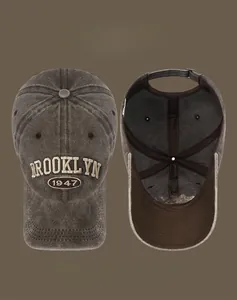 Dettaglio del ricamo 3D Brooklyn 1947 su cappello da baseball in cotone lavato