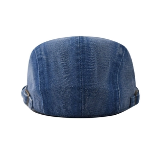 Détail d'une casquette en denim délavé avec boucle de réglage latérale en métal