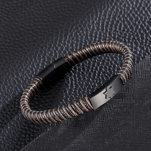 Gros plan d'un bracelet en cuir tressé avec plaque noire et breloque étoile de David