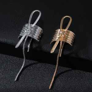 Minimalist metal bow hair clip set in gold and silver with elegant tassel chain strands