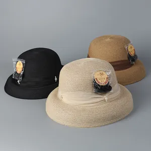 Dettaglio dei cappelli di paglia anti-UV con protezione UPF 50 plus e nastri di seta perlati