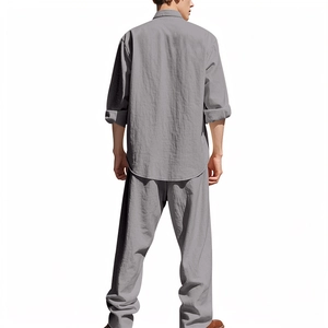 Vista posteriore del set grigio in lino con camicia e pantaloni, vestibilità morbida