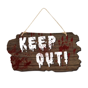 Détail de plaque Halloween Keep Out avec texture bois et empreinte de main ensanglantée