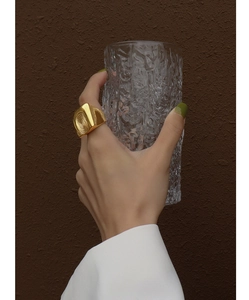 Detailansicht eines breiten goldenen Titanrings mit einzigartiger Fingerabdruck-Spirale
