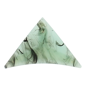 Détail macro d'une pince à cheveux triangulaire en acétate vert marbré sur blanc