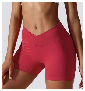 Detailansicht der roten gerippten Yoga-Shorts mit gekreuztem V-förmigem Hochbund