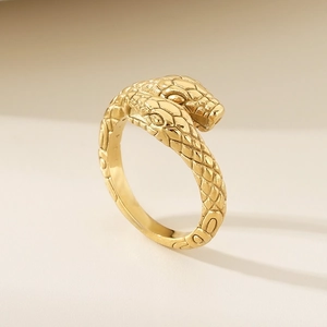Vue détaillée de la bague serpent dorée avec des textures d'écailles métalliques fines